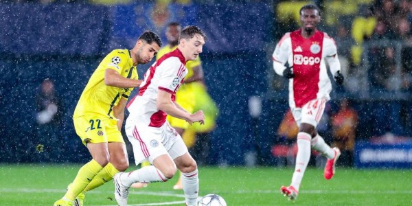 欧冠激战：阿贾克斯主场逆转比利亚雷亚尔，连胜保留出线希望